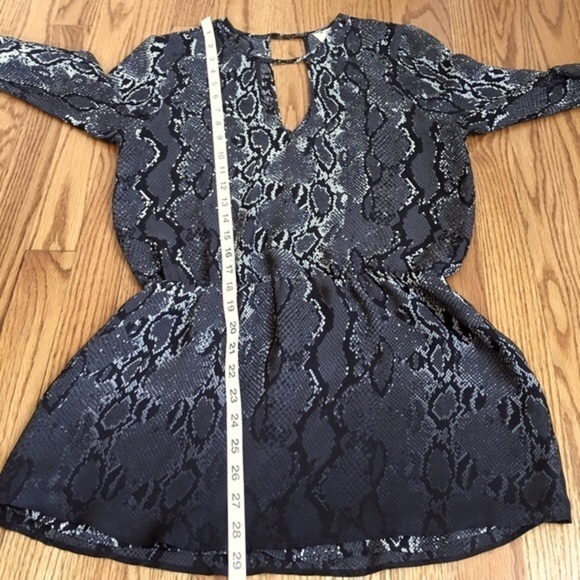 PARKER 100% Silk Snake Print Long Bell Sleeve V-neck Peplum Hem Blouse - Picture 8 of 15